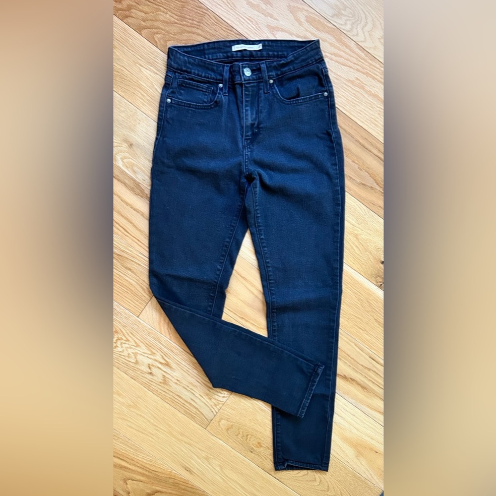 ***SOLD***
Women’s Levi Jeans Bundle - Picture 7 of 9